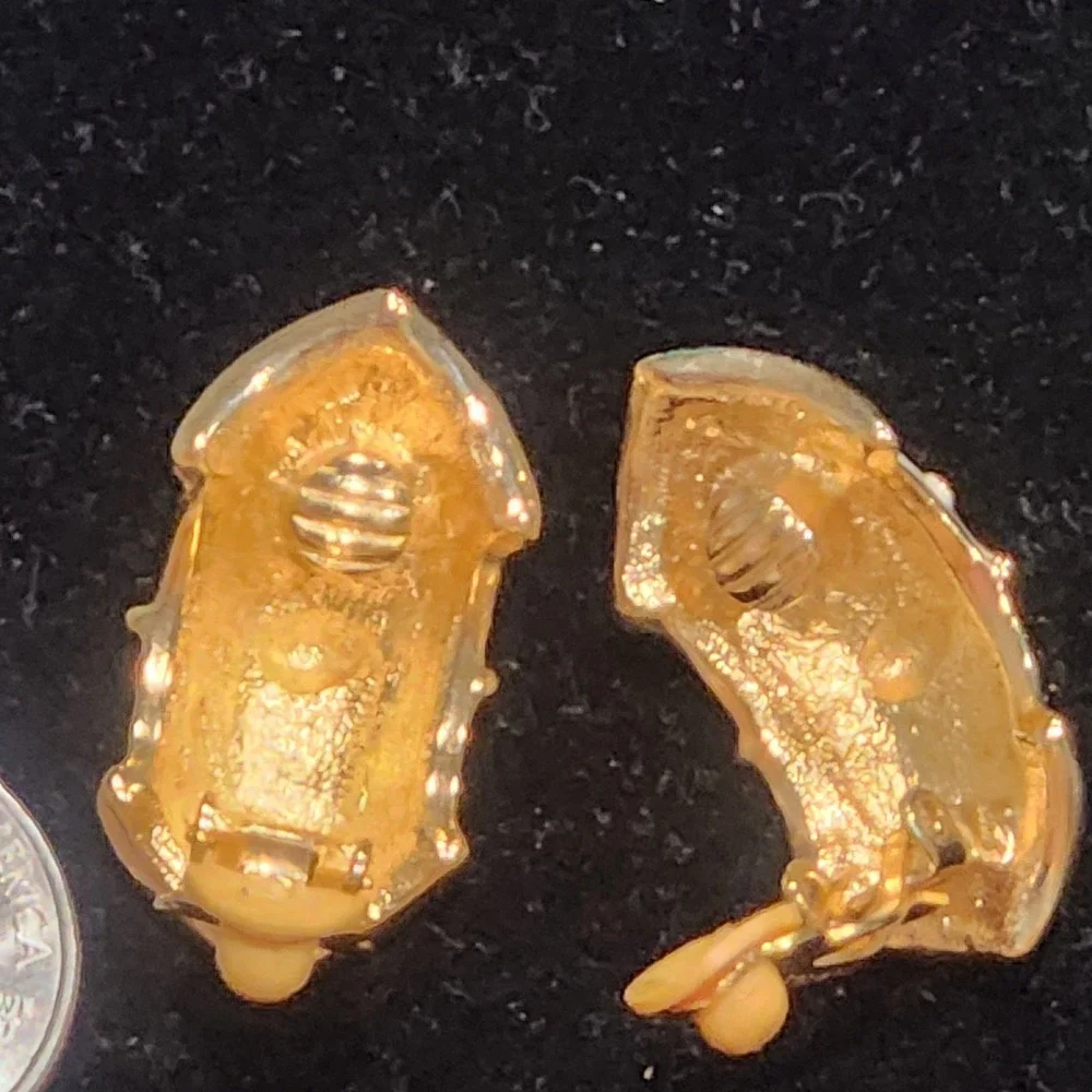 Edwin Pearl Vintage Clip On‎ Earrings Two Tone Black Cream Enamel Gold Tone 1in